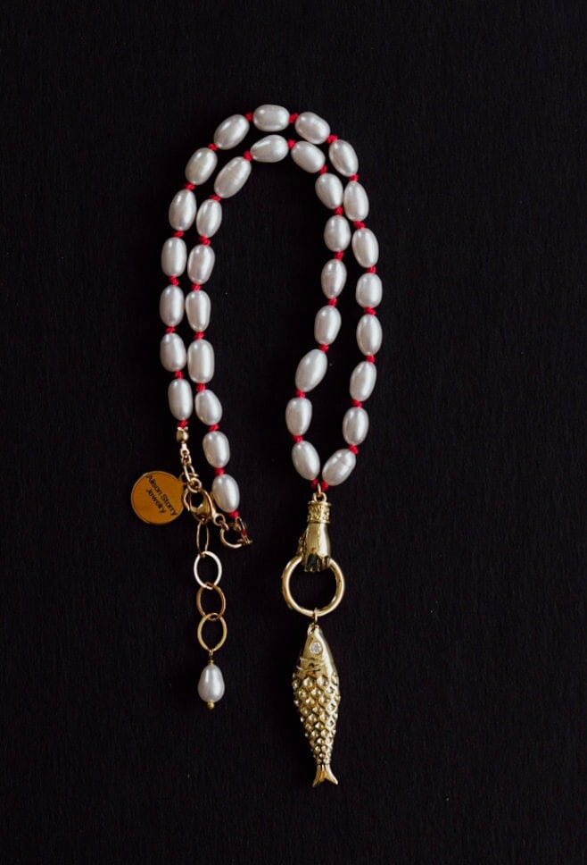 Perlenkette, Fisch Charm Halskette, Hand Geknotete Halskette von AlisonStorryJewelry