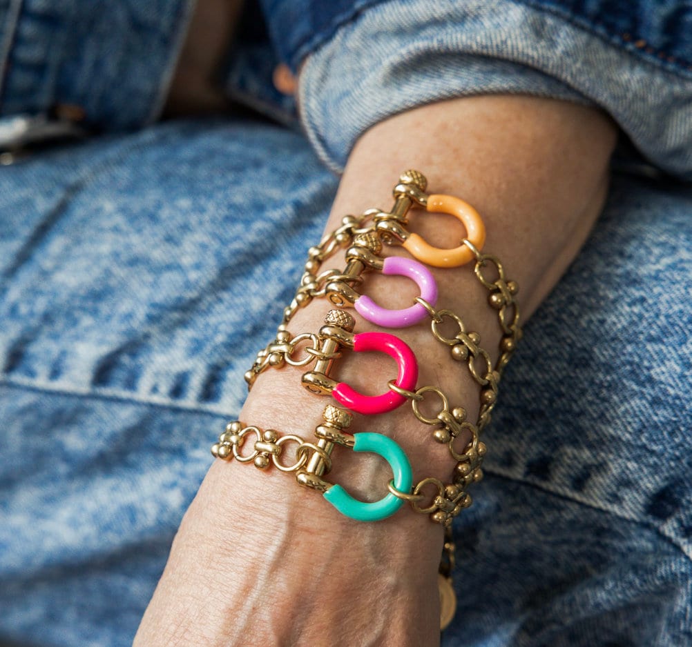 U Spangen Armband, Emaille Karabiner Kette Armband, Chunky Bunt Arm Candy, Stapeln Schmuck von AlisonStorryJewelry