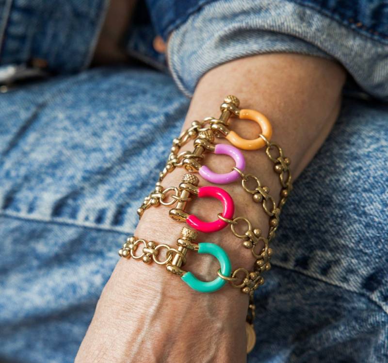 U Spangen Armband, Emaille Karabiner Kette Armband, Chunky Bunt Arm Candy, Stapeln Schmuck von AlisonStorryJewelry