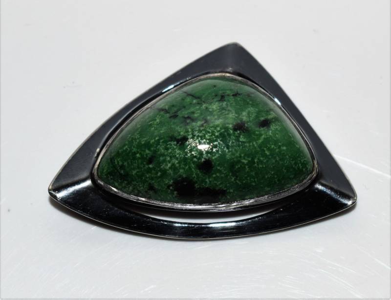 Große Moderne Grüne Stein Brosche Aus Sterlingsilber 925 Oxidiert Dreieckige von AlisonsVintageGems