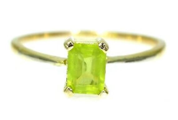 Hübscher Peridot Solitaire 18Ct Gelbgold Ring Größe K ~ 5 1/4 von AlisonsVintageGems