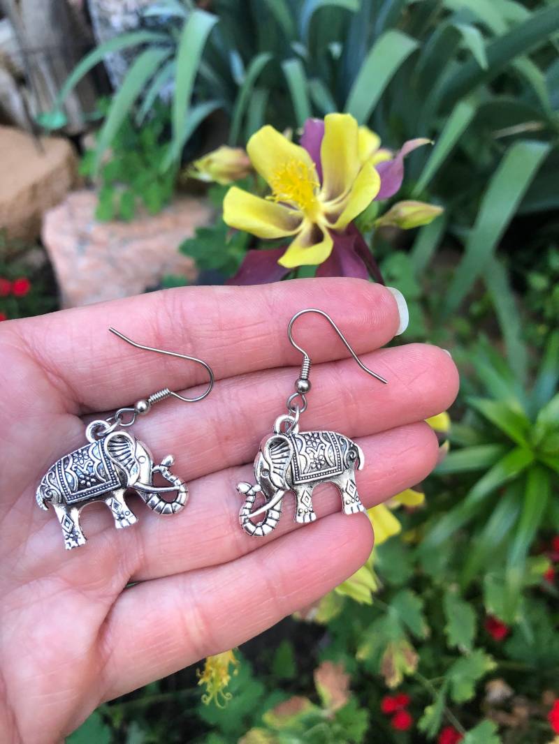 Silber Elefant Ohrringe Silber Elefant Ohrringe von Alittlepeaceofmama