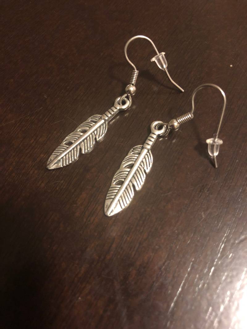 Silber Feder Ohrringe Silber Feder Ohrringe von Alittlepeaceofmama
