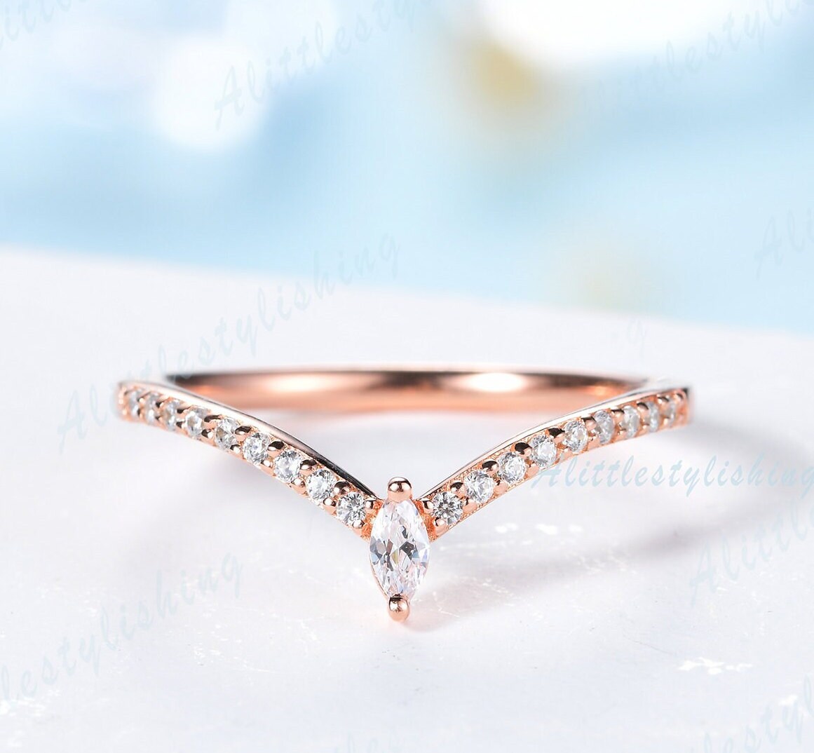 10K Rose Gold Marquise Moissanite Ehering, V-Kurve Halb Eternity Band, Chevron Ring, Stack Matching Jahrestag Ring von Alittlestylishing