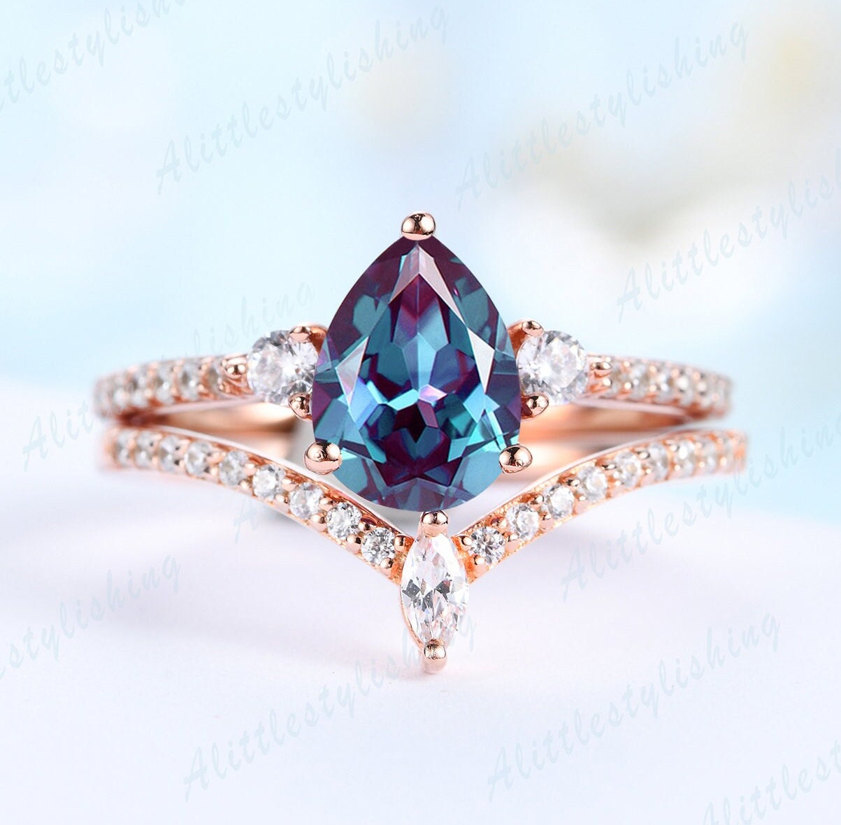 Juni Birthstone Pear Alexandrit Verlobungsring Set Einzigartige 14K Rose Gold Art Deco Moissanite Ehering Versprechen Schmuck Geschenk von Alittlestylishing