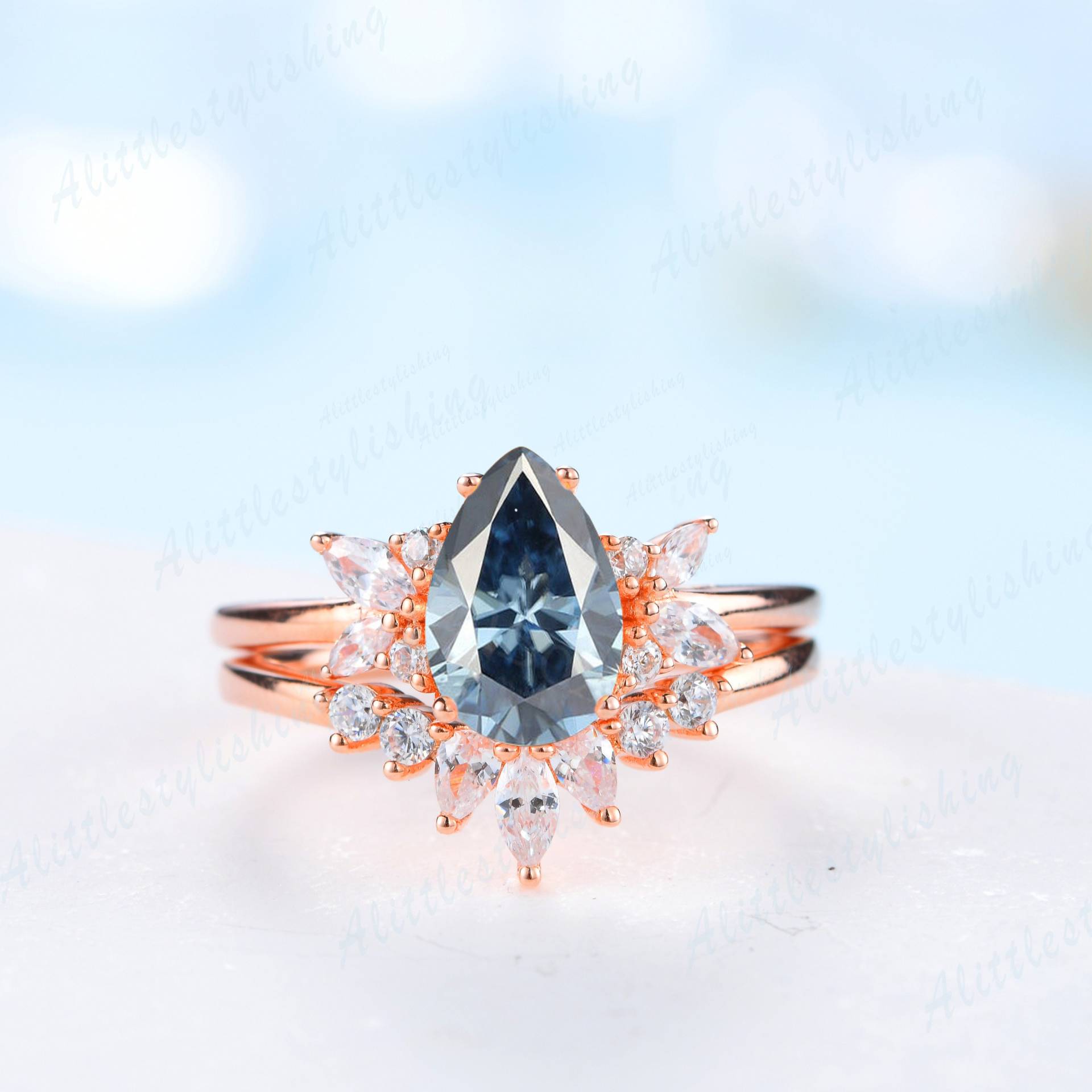 Blau Grau Moissanit Eheringe Für Frauen, Rose Gold Zierliche Florale Verlobungsringe, Einzigartiger Hochzeitsring Im Birnenschliff, Marquise Curve von Alittlestylishing