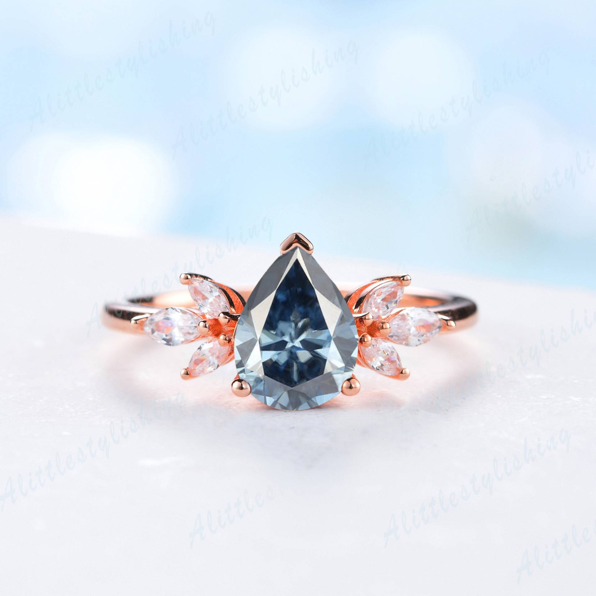 Blau Grauer Moissanit Verlobungsring Rosegold, Blauer Ring, Marquise Cut Ehering, Unikat Versprechen Ring von Alittlestylishing