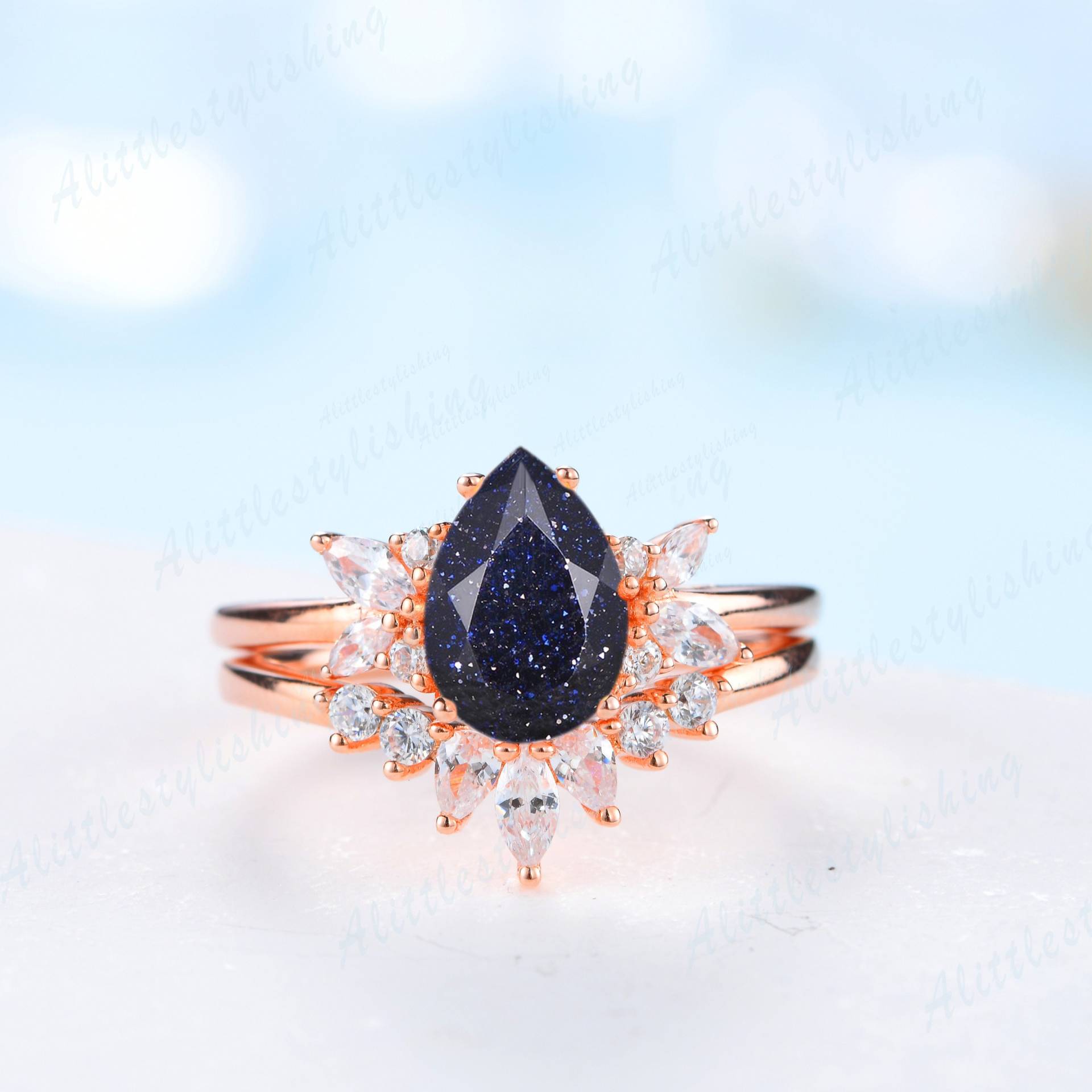 Blauer Sandstein Braut Set, Vintage Birnenform Galaxy Verlobungsring, Rotgold Moissanite Kurve Ehering, Stapeln Ehering Set von Alittlestylishing