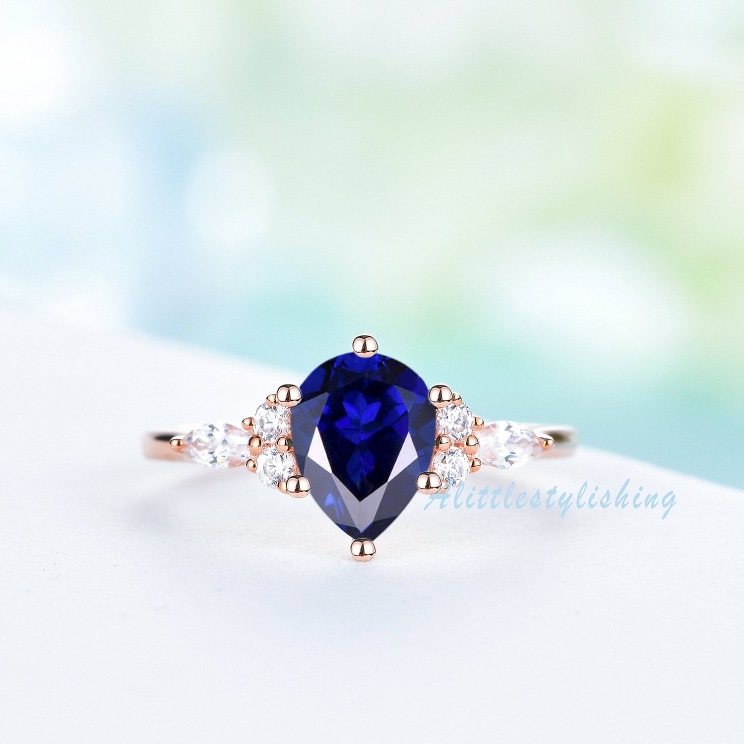 Blauer Saphir Verlobungsring Art Deco Moissanit Drei Stein Braut Versprechen Jahrestag Ring 10K Roségold Schmuck von Alittlestylishing