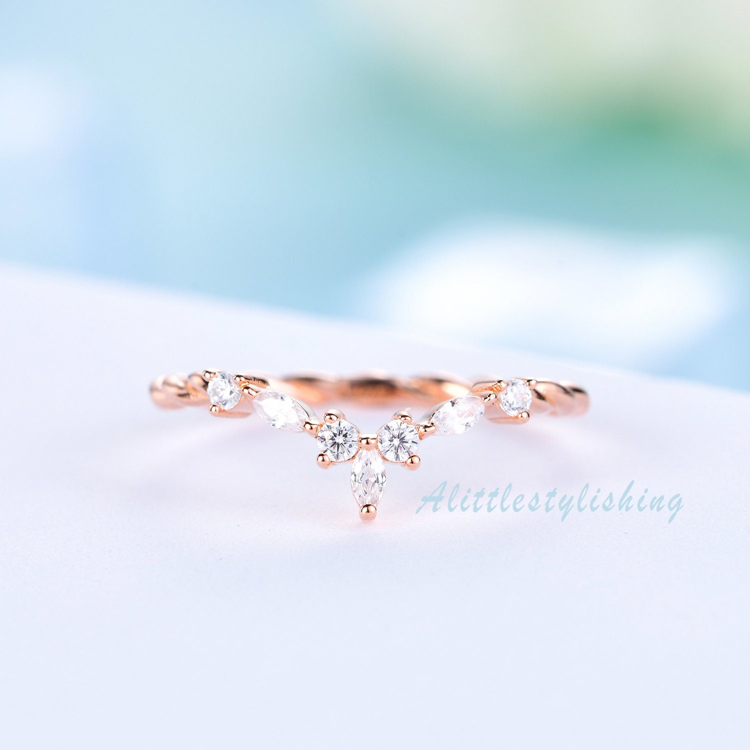 Geschwungener Ehering Vintage Gedrehter Ring Marquise Schliff Cz Diamantring Stapelring 14K Roségold von Alittlestylishing