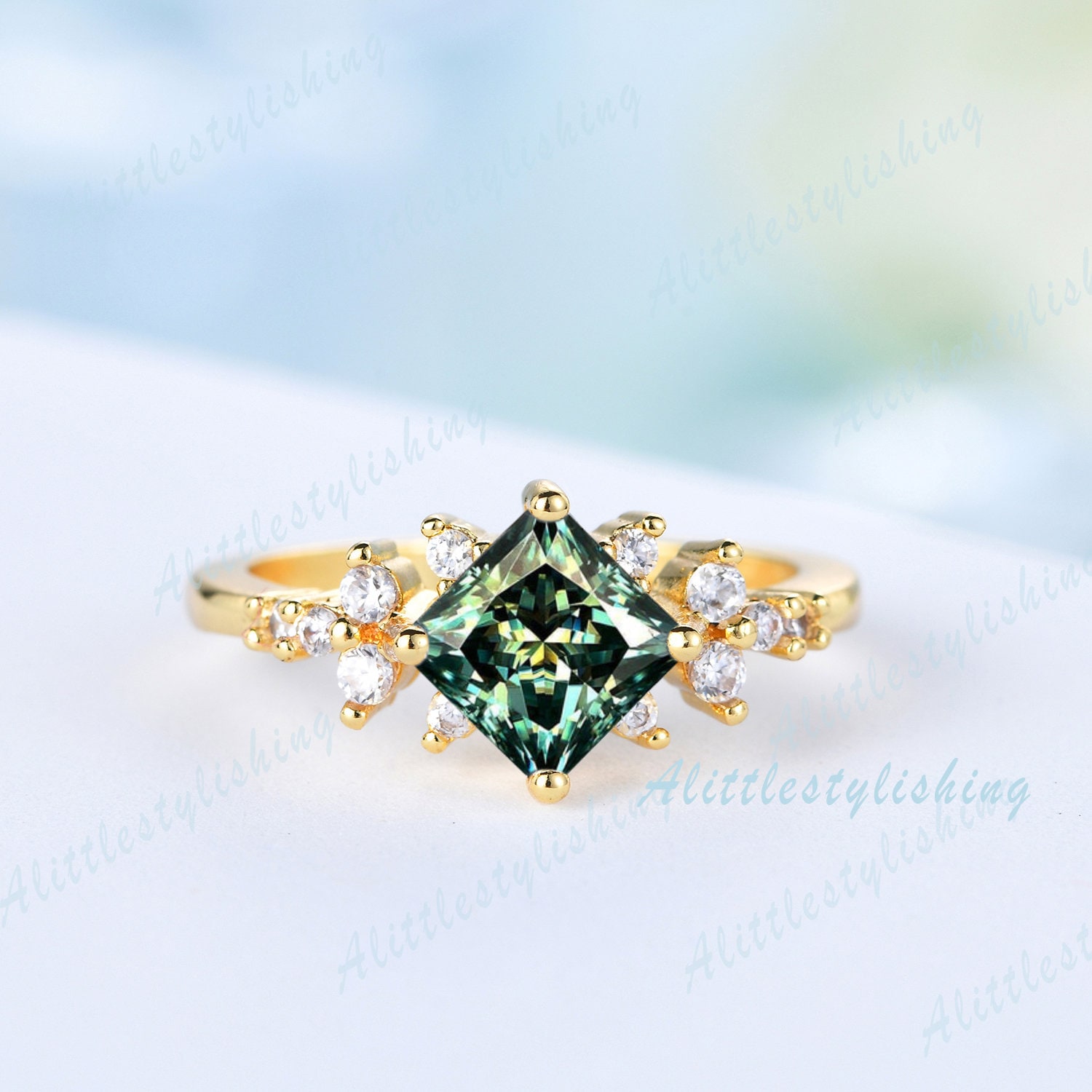 Grüner Moissanit Verlobungsring, 10K Gelbgold Princess Cut Ring, Vintage Solitär Verlobungsring Für Frau, Versprechen Ring von Alittlestylishing