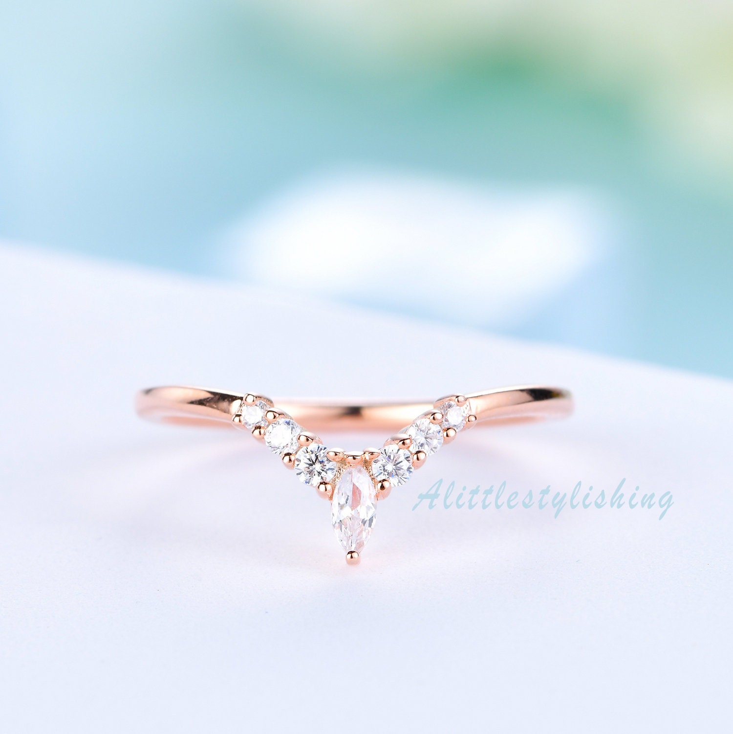 Kurve V Ehering Marquise Moissanite Stacking Matching Band Rose Gold Frau Tiara Hochzeitsband Jubiläumsring von Alittlestylishing