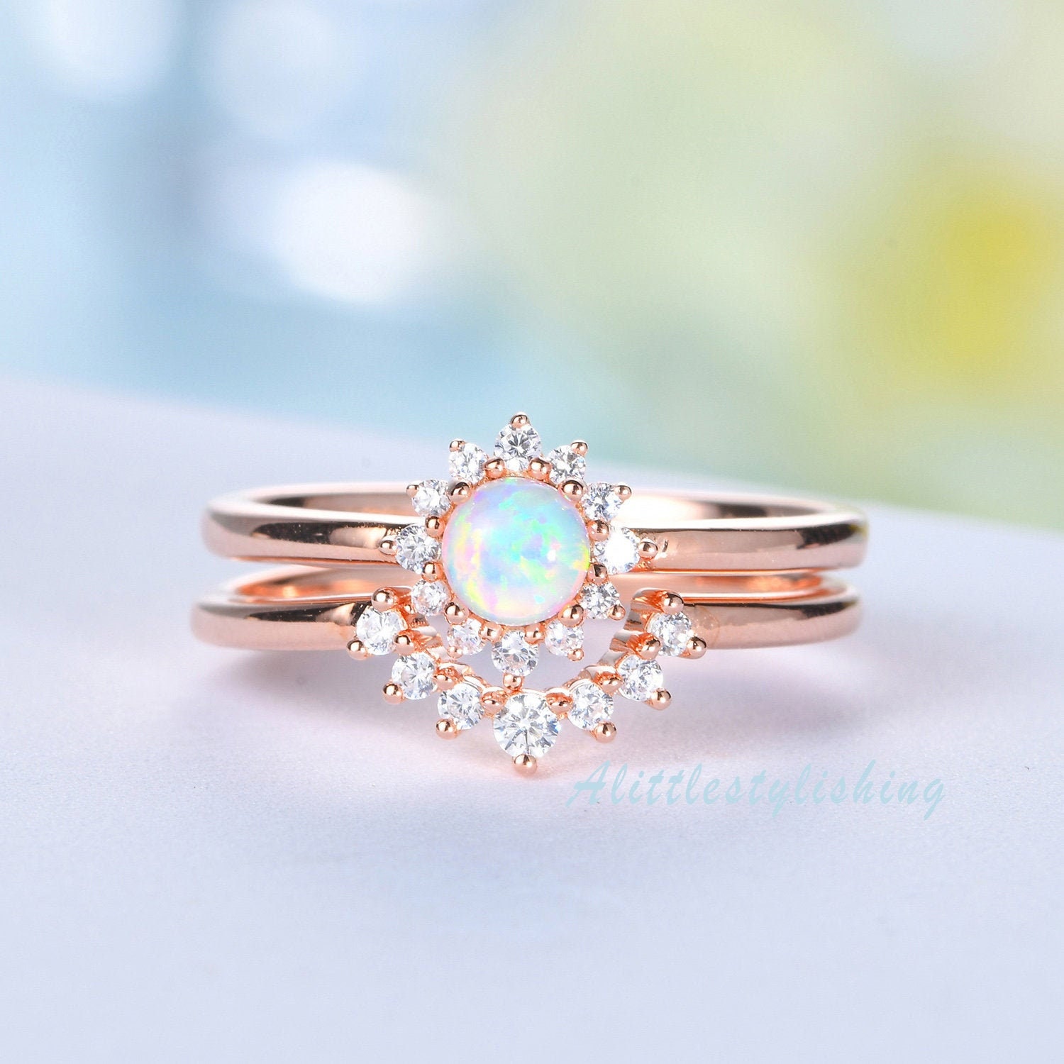 Opalringe Für Frauen, Opal Verlobungsringe Rosegold, Zierliche Verlobungsringe, Eheringe Set, Geschwungene Hochzeit Brautringe von Alittlestylishing