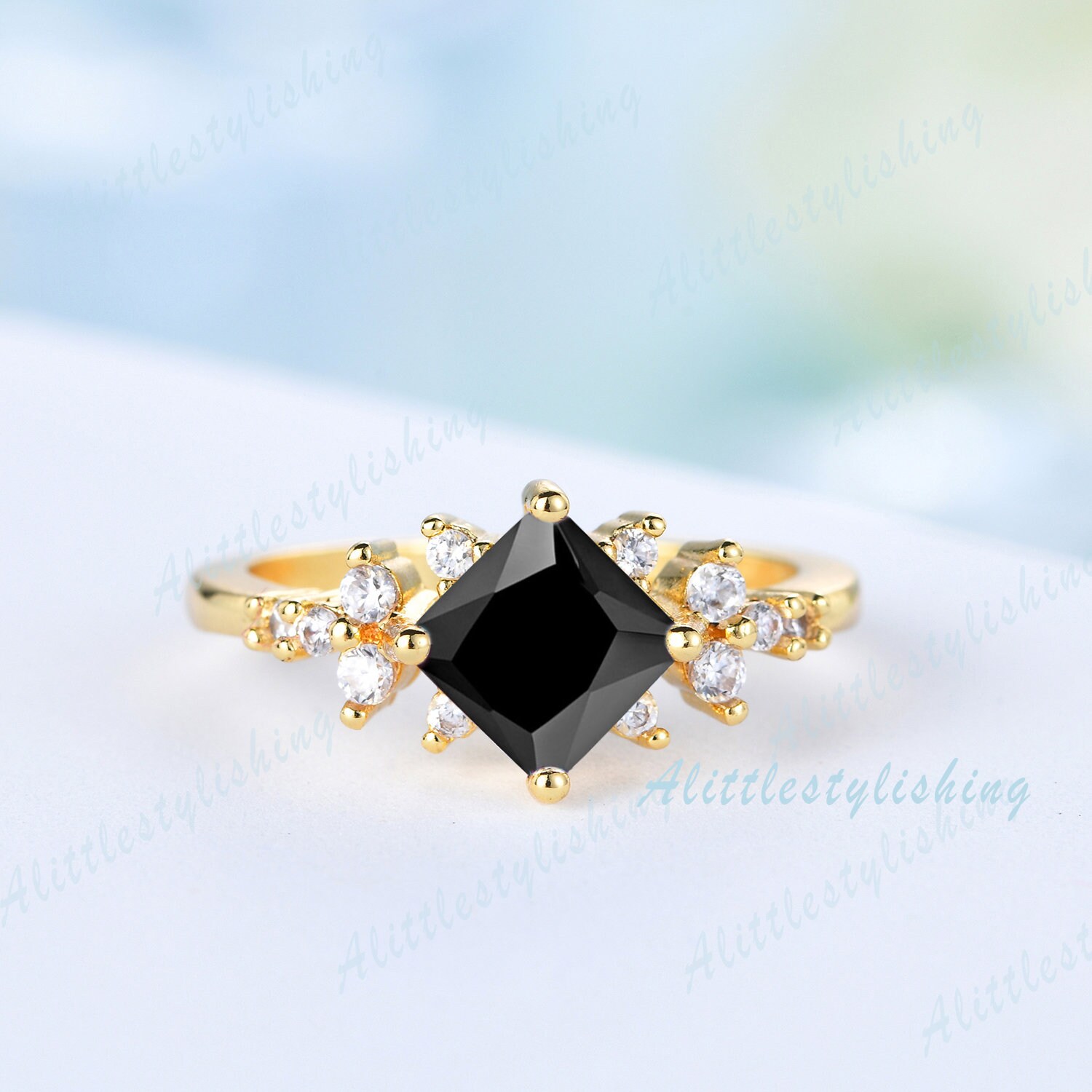 Princess Cut Schwarzer Onyx Verlobungsring Aus 14K Gelbgold Unikat Statement Ring Vintage Moissanit Art Deco Versprechen von Alittlestylishing