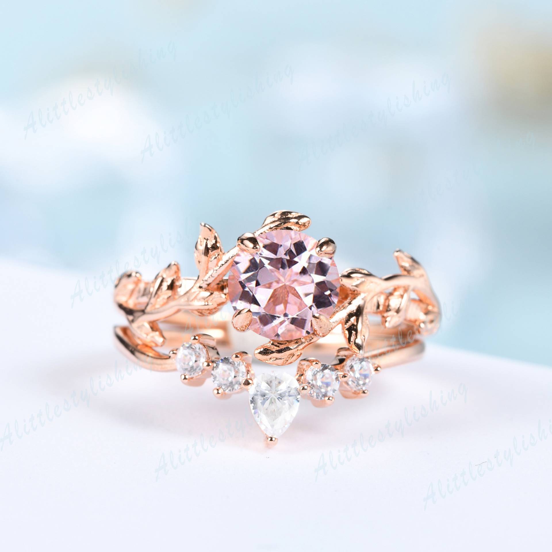 Rosa Morganit Verlobungsringe Für Frauen Vintage Rose Gold Moissanit Kurve Ehering Set von Alittlestylishing