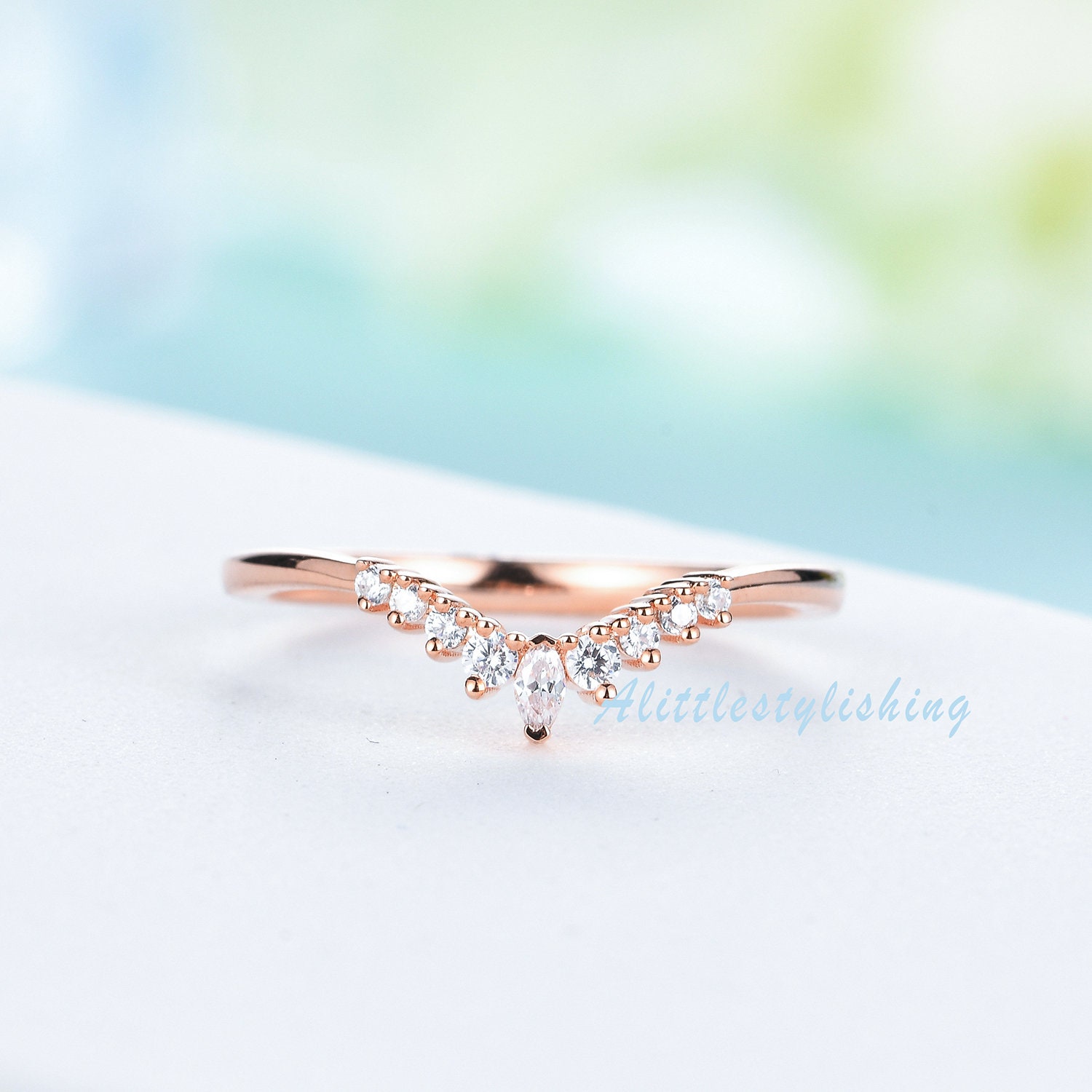 Unikat Geschwungener Ehering Moissanit Bandring 14K Rose Gold Zierliche Krone Art Deco Jahrestag Ring von Alittlestylishing