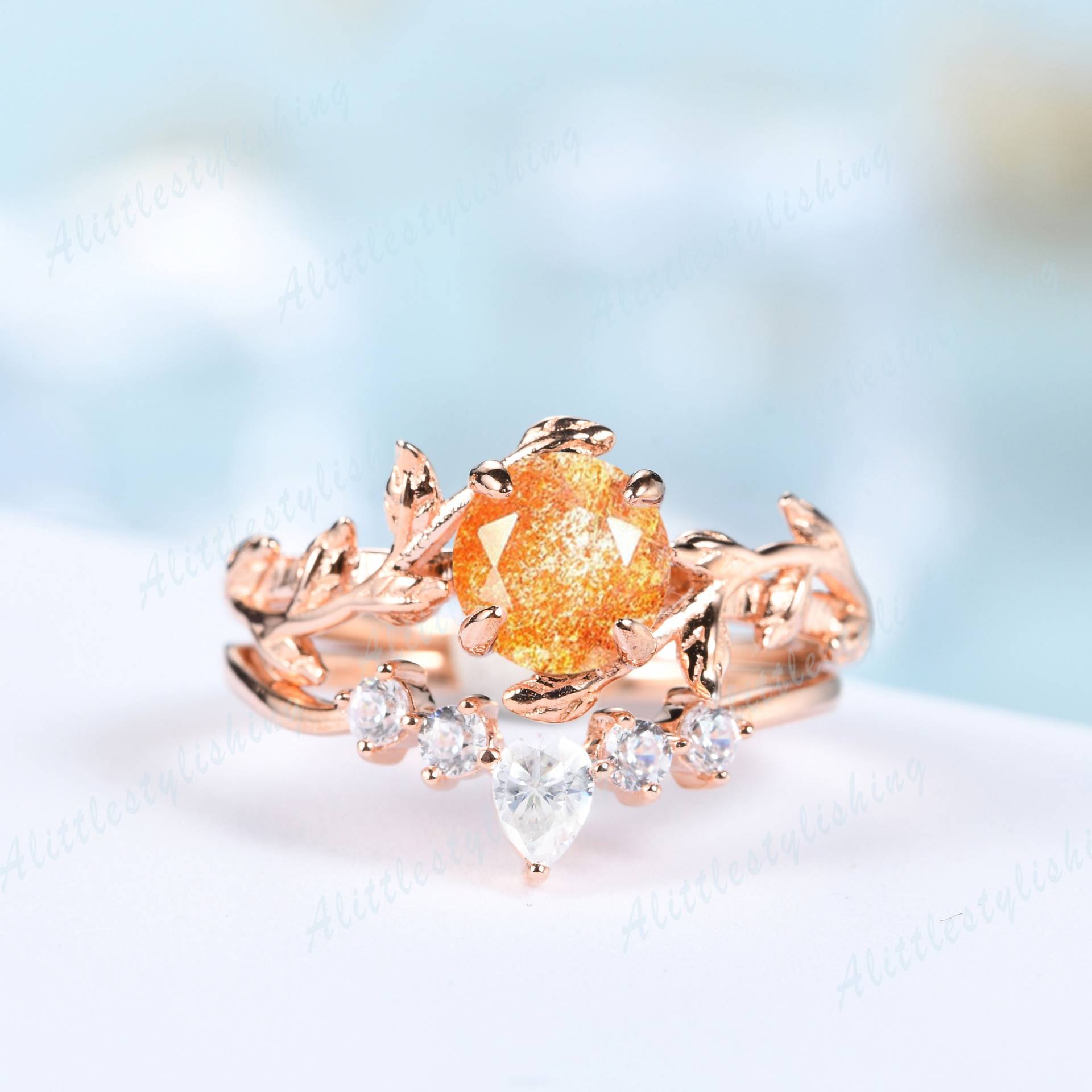 Vintage Sonnenstein Versprechen Ring Set Unikat Rosegold Verlobungsring Birne Rund Schliff Moissanit Tiara Ehering Zweig Stapelringe von Alittlestylishing