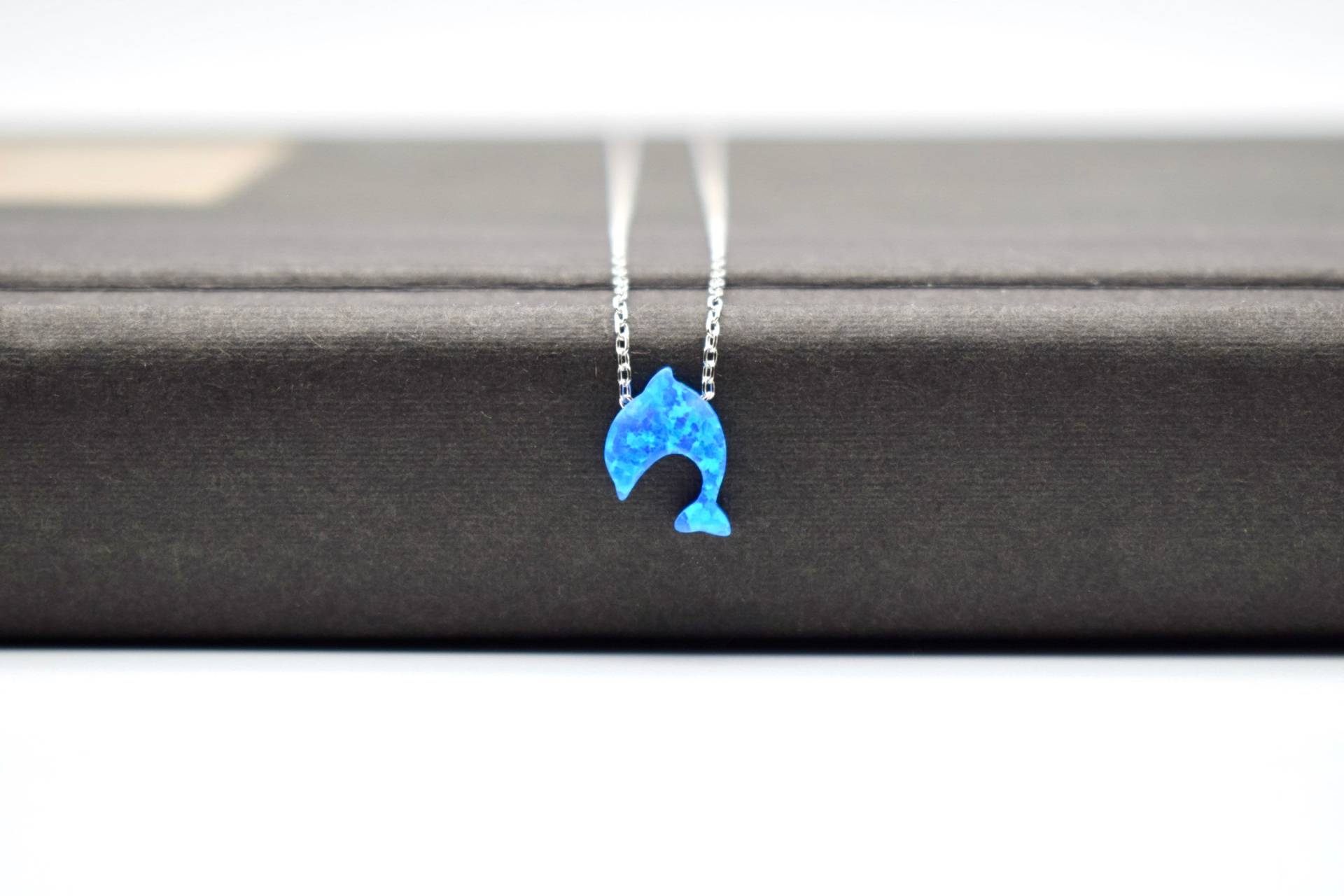 Silber Blauer Opal Delfin Halskette, Niedliche Blaue Tier Geschenk Für Sie, Minimal von AliveAccessories