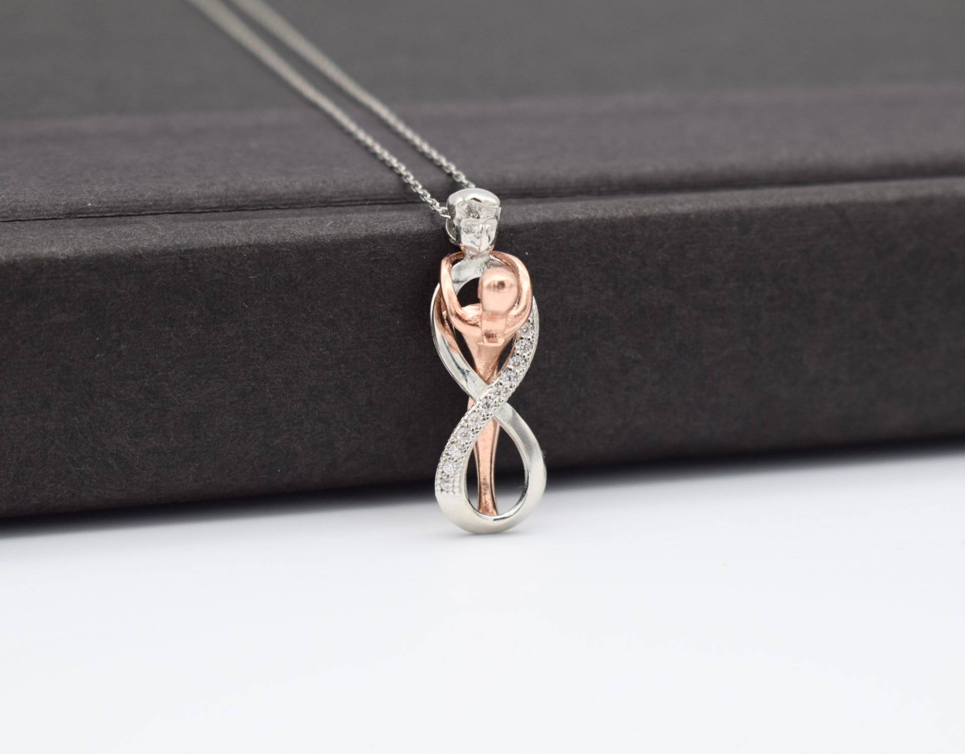 Silber Paar Infinity Halskette, Umarmt Zirkon Endlose Liebe Geschenk Für Sie, Ewigkeit Halskette von AliveAccessories