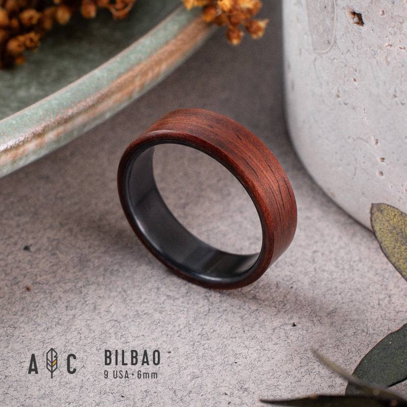 Naturholzring - Schwarzes Titan Für Herren, Handgefertigt Mit Waldessenz von AlixCrafts