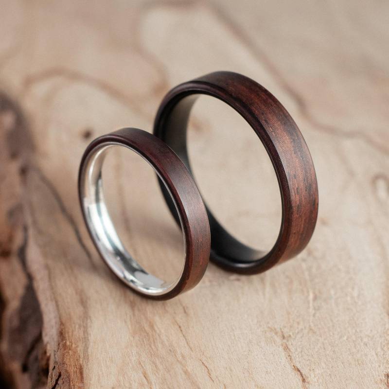 Passende Partnerringe Aus Naturmaterialien - Einzigartiger Verlobungsring Schwarzem Wolfram Und Holz Im Rustikalen Boho-stil von AlixCrafts