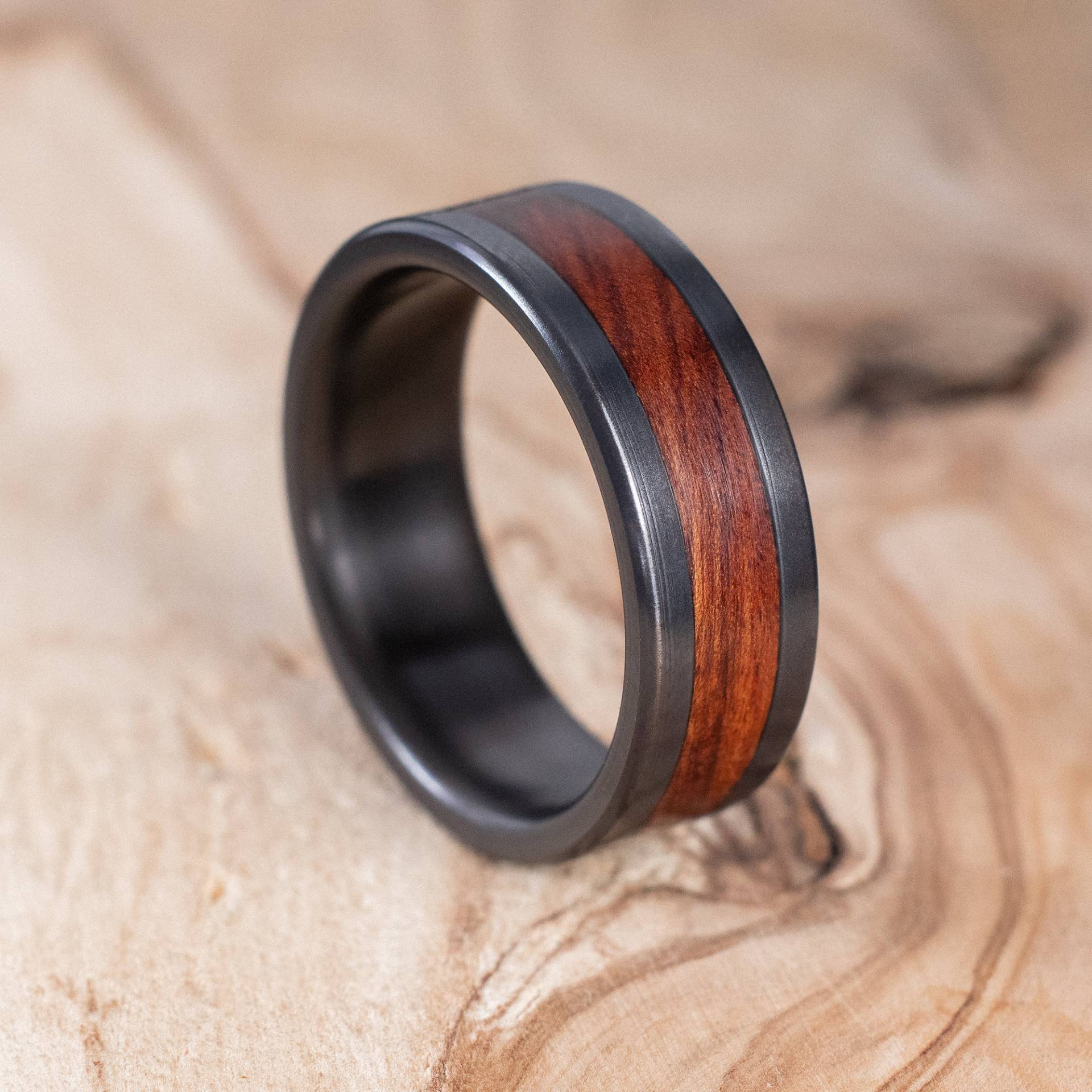 Rustikaler Ehering Für Herren, Schwarzes Titan Und Mopane-Holz | Comfort Fit Rustikaler Ehering Für Herren, Schwarzes Titan Und Mopane-Holz | Comfort Fit von AlixCrafts