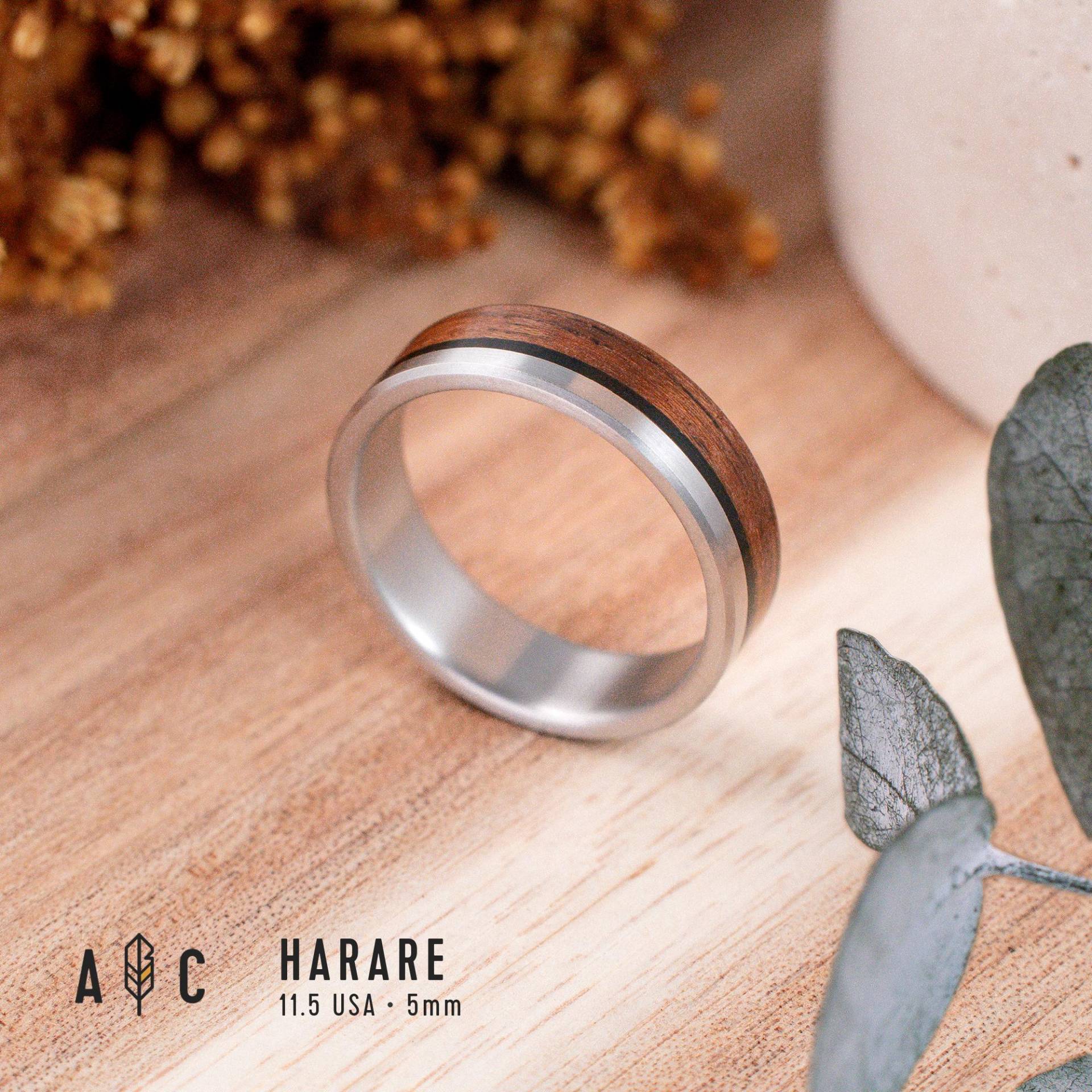 Von Der Natur Inspirierter Holzring - Rustikaler Titan-Ehering Mit Etimoe-Holz von AlixCrafts