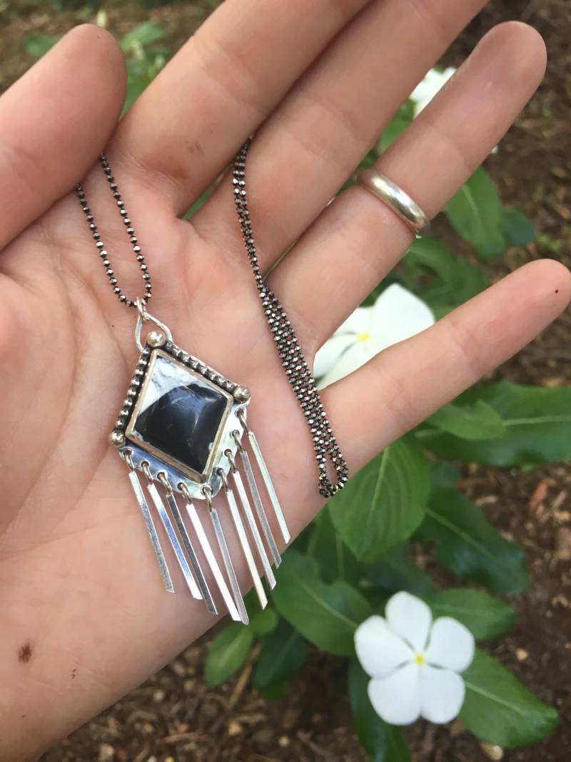 Weiße Buffalo Diamant Baumeln Chime Halskette von AlixTalorDesign