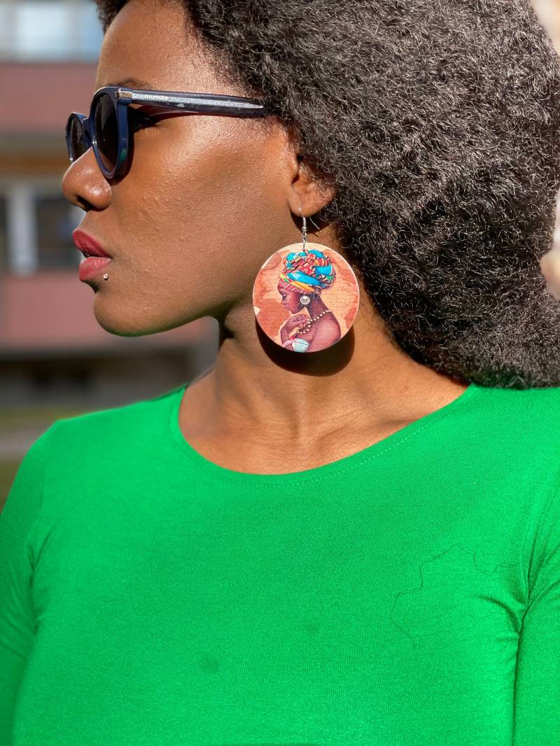 Handgemachte Ohrringe Aus Holz, Bemalt Mit Frauen Design von AliyaAfroDesigns