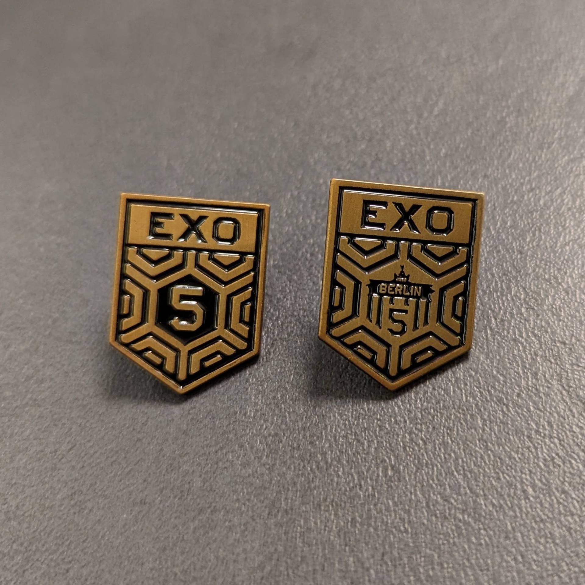 Exo5 Ingress Anomaly Pin Berlin Gold Schwarz von AlkaliaSwag