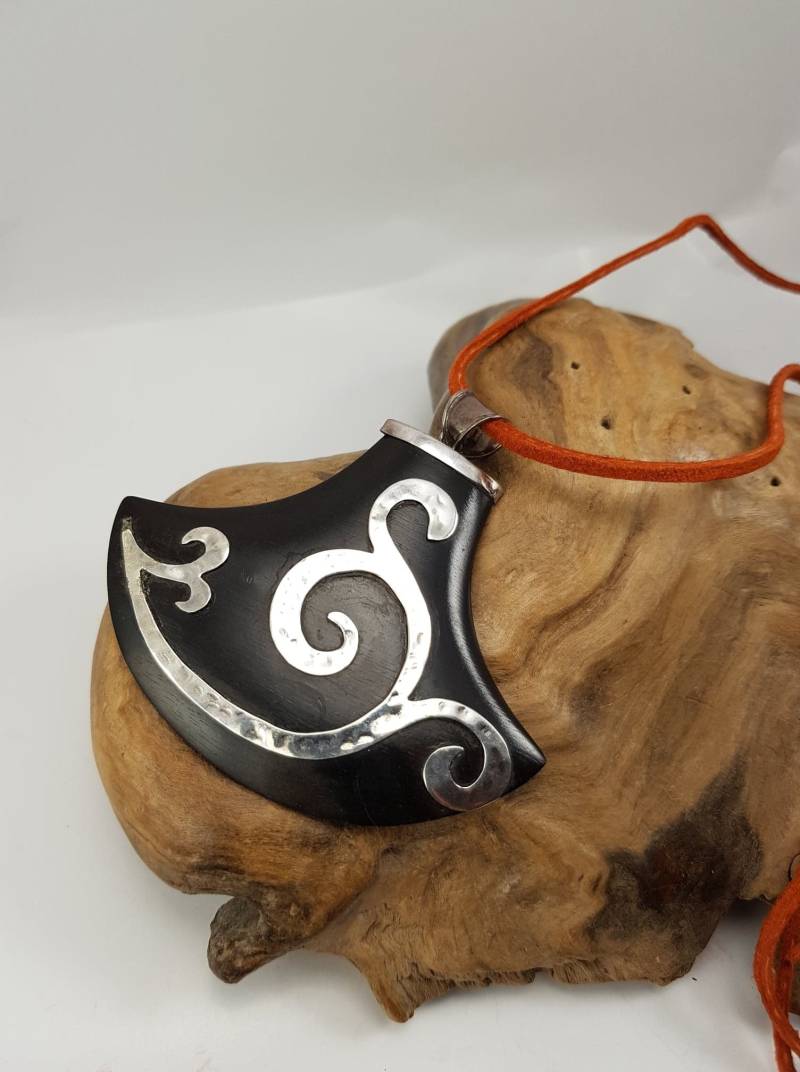 Carved Mode Schwarz Und Silber Anhänger Auf Orange Wildleder Schnur von AlkaraDesigns