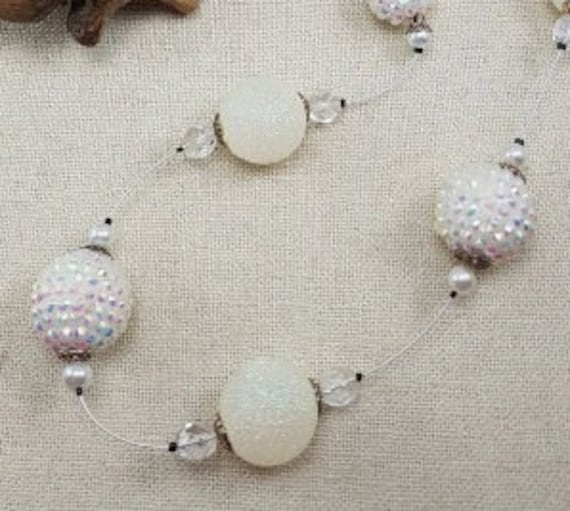 Handgemachte Schneeball Ohrring Und Floating-Kette Winter Set - Neu von AlkaraDesigns