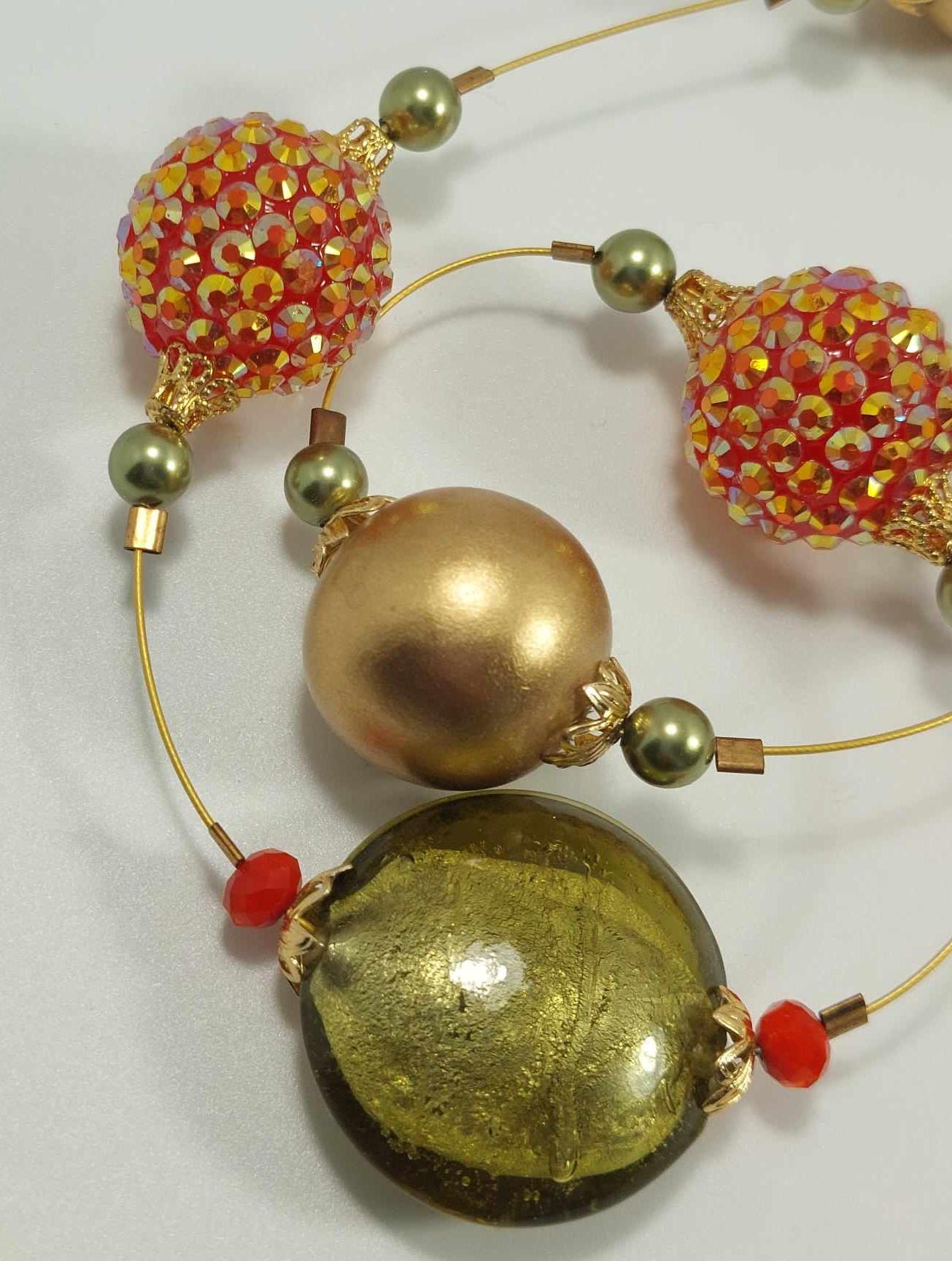 Olivin Glas Und Harz Perlen Float Halskette .. Schöne 28-Zoll Funkelnde Halskette. Ein Goldfarbener Knebelverschluss von AlkaraDesigns