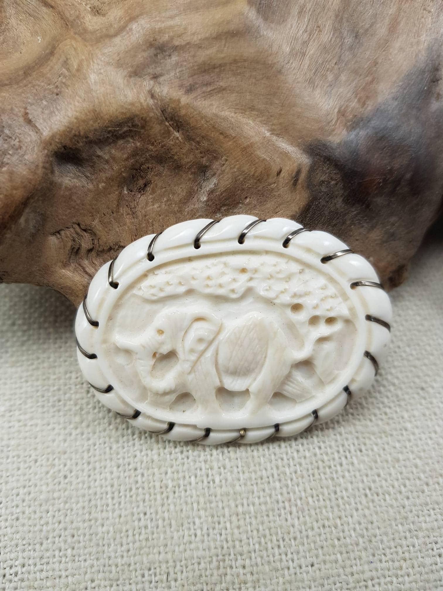 Vintage Elefant Geschnitzt Pin Aus Frühem Kunststoff Mit Drahtrand Vintage Elefant Geschnitzt Pin Aus Frühem Kunststoff Mit Drahtrand von AlkaraDesigns