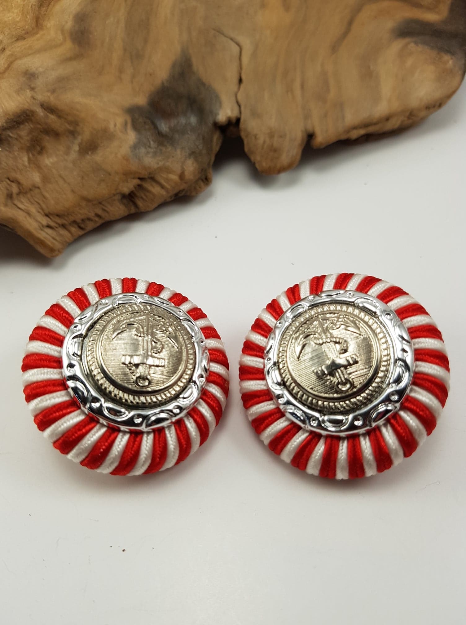 Vintage Große Ohrclips Aus Rot Weißer Seide Und Silbernen Maritimen Ohrringen/Retro 80Er Ohrringe von AlkaraDesigns