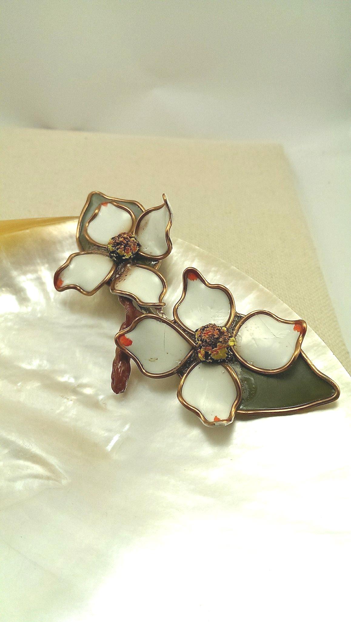 Vintage Hartriegel Früh Kunststoff Blumen Brosche Vintage Hartriegel Früh Kunststoff Blumen Brosche von AlkaraDesigns