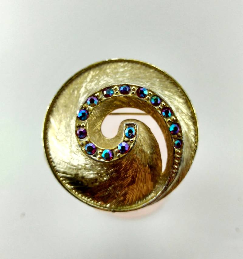 Vintage Matt Gold Brushed Swirl Brosche Mit Roten Aurora Strasssteinen von AlkaraDesigns