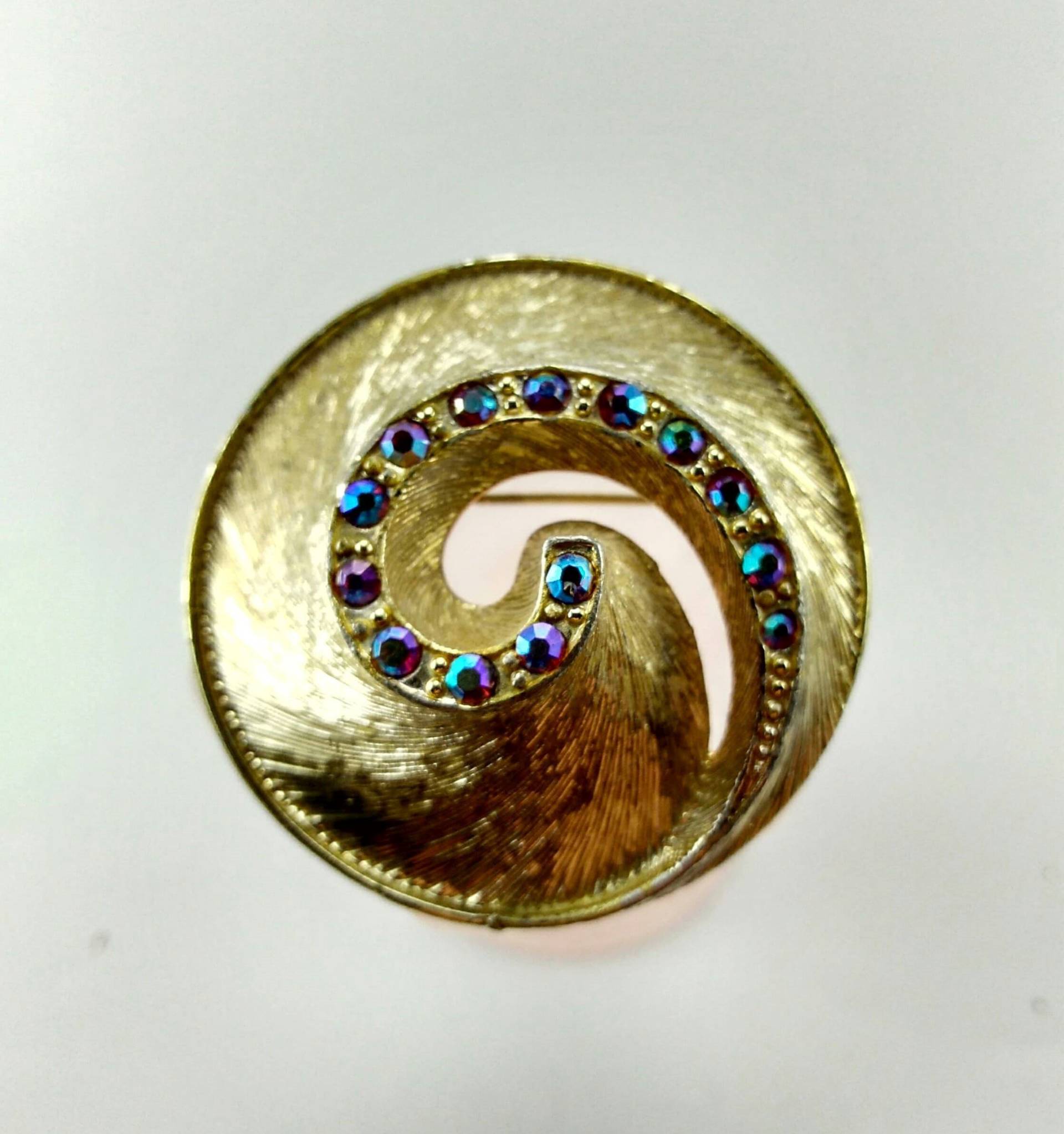 Vintage Matt Gold Brushed Swirl Brosche Mit Roten Aurora Strasssteinen Vintage Matt Gold Brushed Swirl Brosche Mit Roten Aurora Strasssteinen von AlkaraDesigns