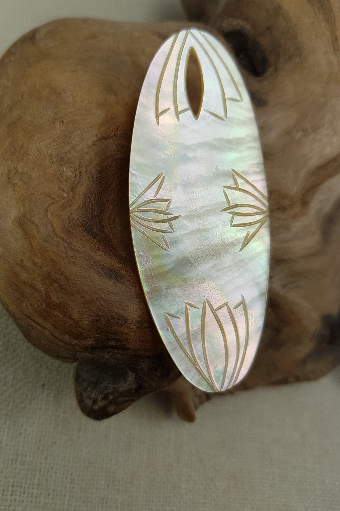 Vintage Perlmutt Opalescent Geschnitzte Brosche Anstecknadel von AlkaraDesigns
