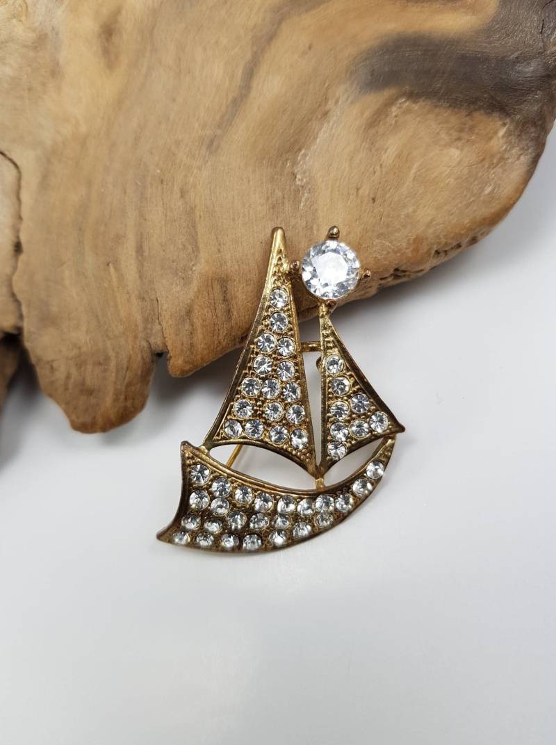 Vintage Strass Segelboot Gold Ton Brosche Pin von AlkaraDesigns