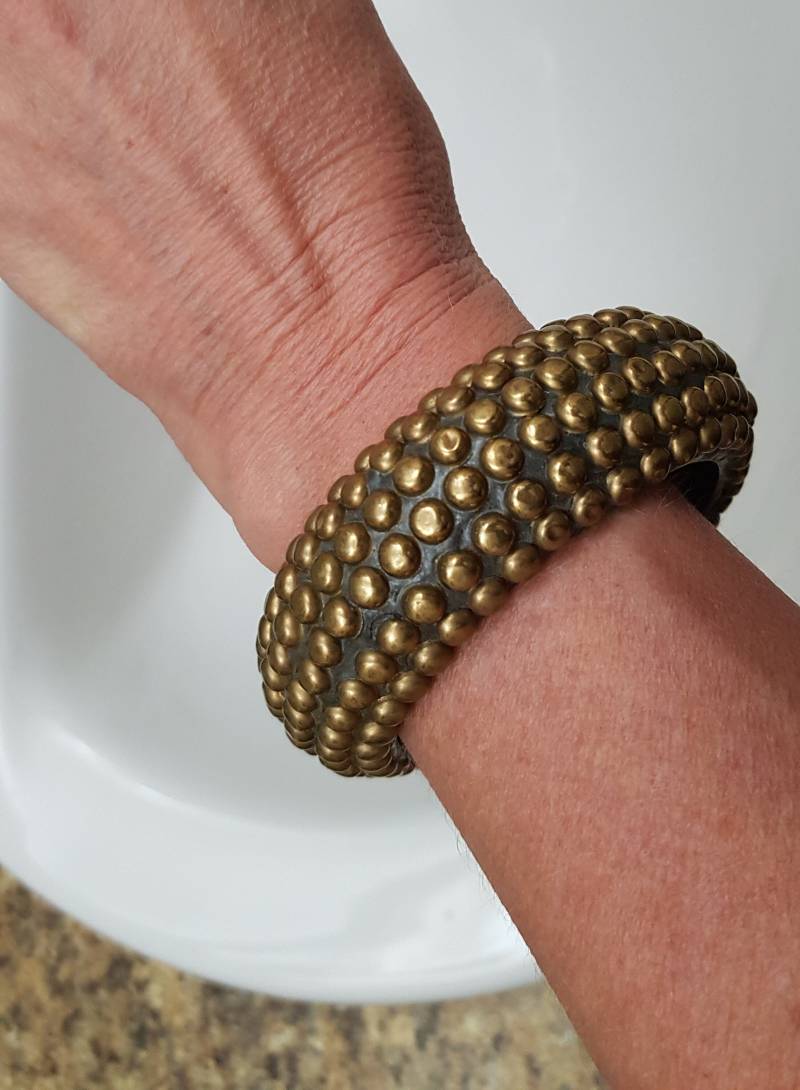 Schöne Messing Breite Angehoben Design Armreif von AlkaraDesigns