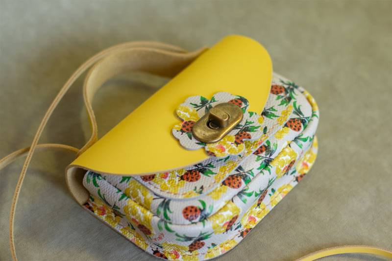 Kinder Leder Crossbody Geldbörse - Mini Tasche Mit Blumenmuster | Lavendel/Gelb von AlkevichLeather