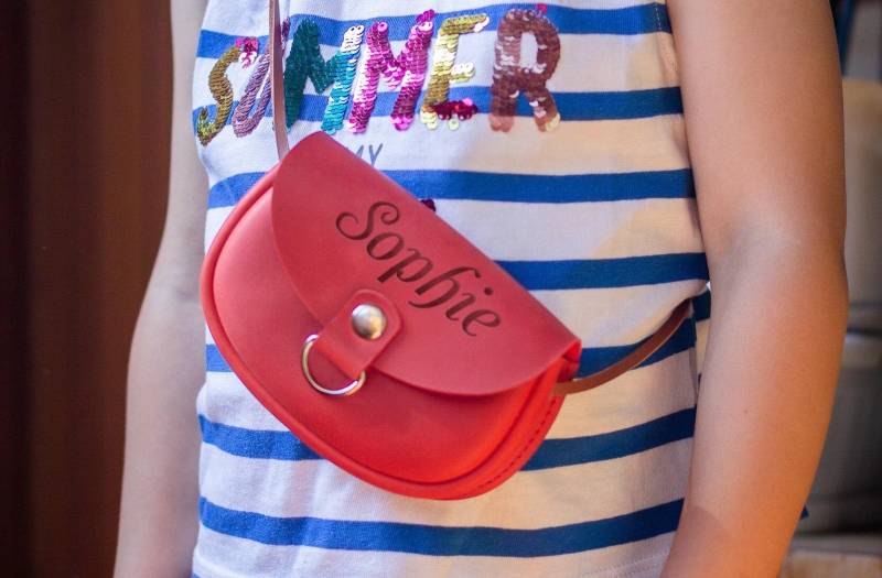 Kleinkind Geldbörse - Personalisierte Umhängetasche, Die Erste Des Kleinen Mädchens von AlkevichLeather