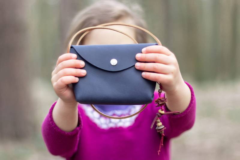 Mini-Ledertasche Für Kleinkinder Verstellbarer Riemen, Knopfverschluss von AlkevichLeather
