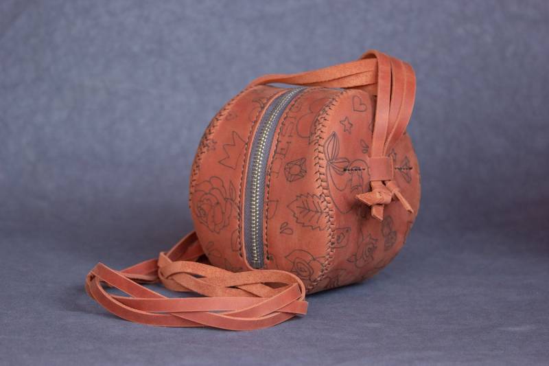 Kugeltasche Aus Leder Mit Gravur Handgemachte Crossbody von AlkevichLeather