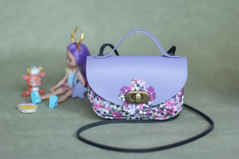 Kleinkind Leder Crossbody Tasche Mit Verstellbarem Riemen, Mini-Größe von AlkevichLeather