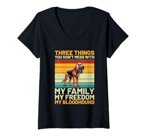 Damen Retro Vintage Bloodhound Three Things You Don't Mess with T-Shirt mit V-Ausschnitt von All Dog Breeds