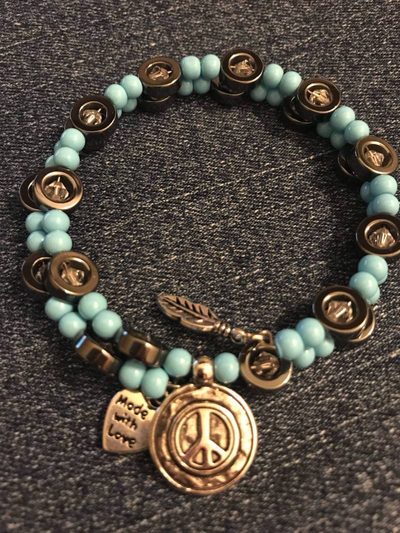 Aqua, Hämatit Und Swarovski Kristall Perle Wickeln Armband Mit Silber Ton Frieden Feder Charms Aqua, Hämatit Und Swarovski Kristall Perle Wickeln Armband Mit Silber Ton Frieden Feder Charms von All4Charlotte