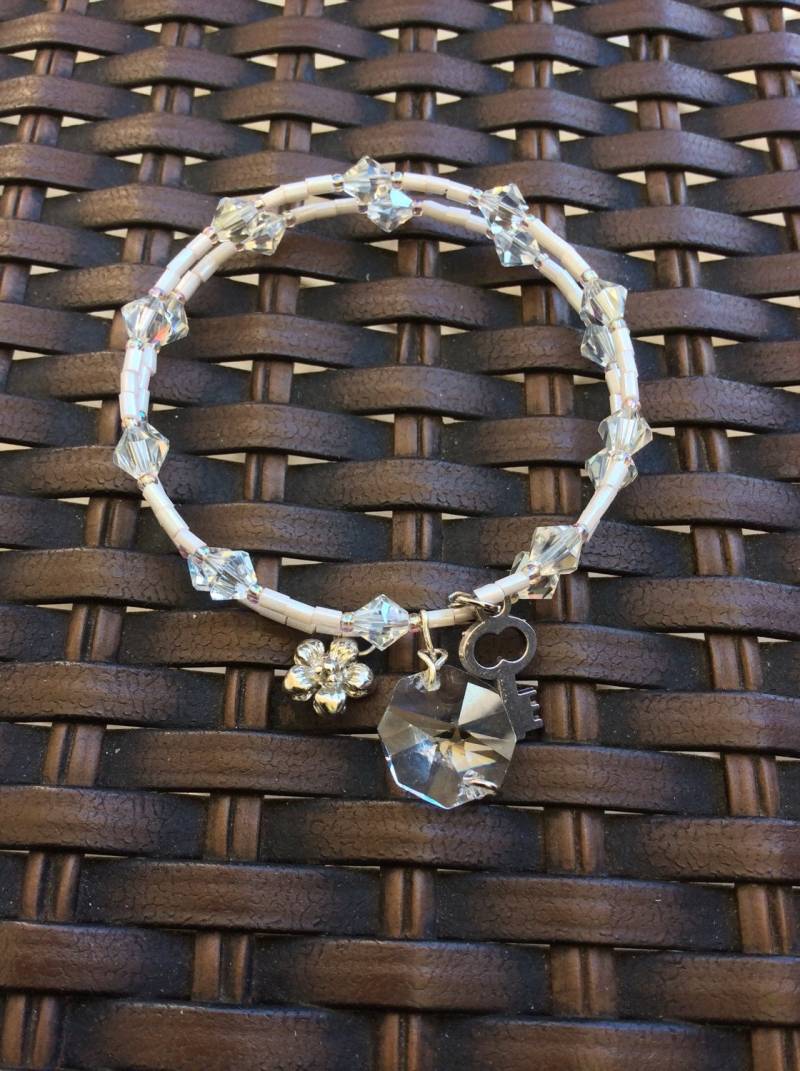 Blass Rosa Bugle Perle Und Klare Swarovski Kristall Armband Mit Silber Ton Blume, Schlüssel Antiken Handgemachte Char von All4Charlotte
