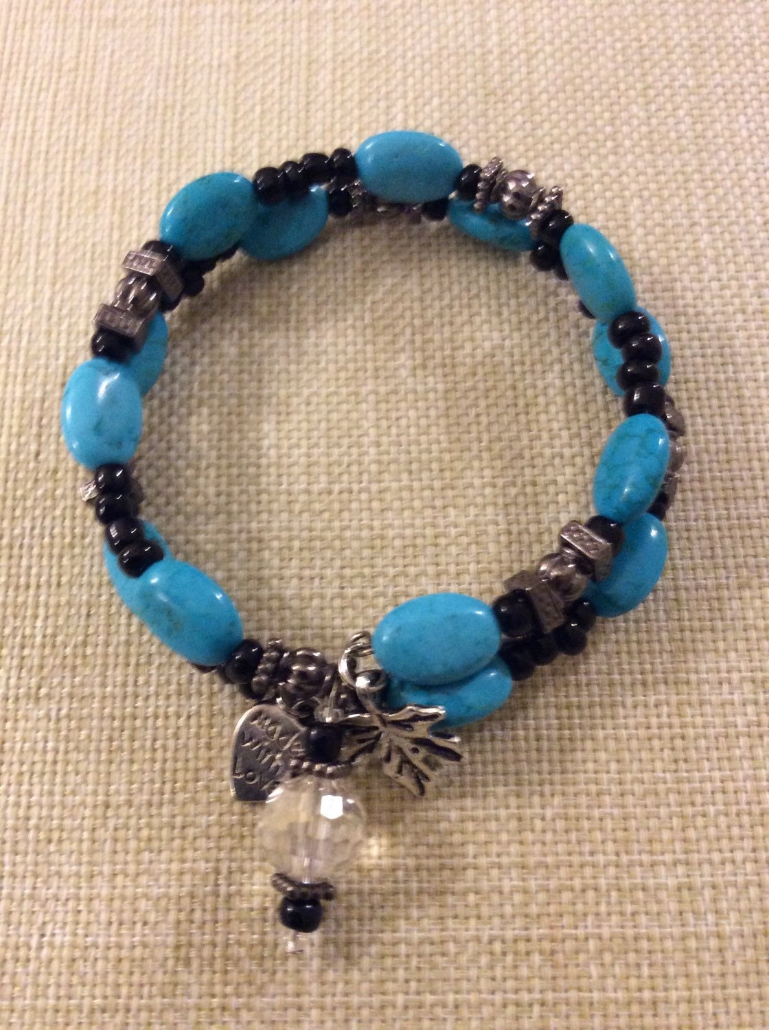 Blau Türkis Und Schwarze Perle Armband Mit Antik Silber Ton Akzente, Blatt, Herz Handgemachte Charms Blau Türkis Und Schwarze Perle Armband Mit Antik Silber Ton Akzente, Blatt, Herz Handgemachte Charms von All4Charlotte